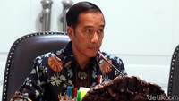 Jokowi serius mendengarkan penjelasan sejumlah menteri.