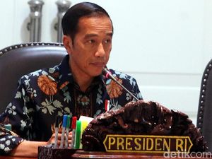 Jokowi Bagikan Bansos Keluarga Harapan ke 5.597 KPM di Dharmasraya