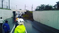 Foto: Yusep mengatakan, Jalan yang terkena ambrolnya tembok tak bisa dilalui sama sekali. Dikhawatirkan tembok lain juga akan ikut roboh. (dok. Polres Bandara Soekarno Hatta)