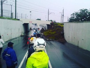 Tembok Jl Perimeter Bandara Soekarno-Hatta Ambrol, Mobil Tertimbun
