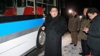 Kim Jong Un mengenakan mantel hitam panjang dan kacamata (Foto: Dok. KCNA via Reuters)