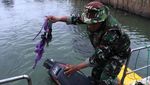 Jorok! Sampah Menumpuk di Sungai Citarum Lama