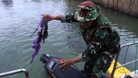 Saat perahu melintasi aliran Sungai Citarum Lama, mesin perahu kerap mati karena baling-baling nya menyangkut sampah.