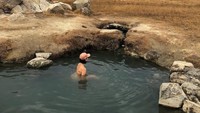 Mulai dari pegunungan, pantai dan wisata alam pernah dicoba oleh Sophia Amoruso (sophiaamoruso/Instagram)
