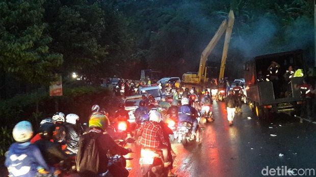 Sepeda motor mulai melintas Jalan Raya Puncak
