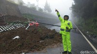 Hasby mengatakan longsor yang terjadi tergolong parah. Saat ini di kawasan Puncak hujan masih turun deras.