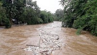Foto diambil dari Kampung Serab, Kelurahan Tirtajaya, Kecamatan Sukmajaya, Depok, sekitar pukul 12.25 WIB (Foto: Triono Wahyu Sudibyo/detikcom)