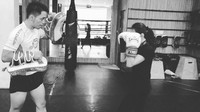 Newbie #muaythai #muaythaigirls #workout #boxing, tulisnya singkat. Foto: Instagram @violetamongi