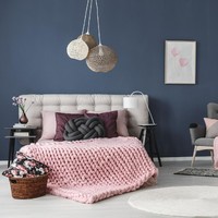 Kalau dinding kamarmu sudah didominasi warna-warna netral seperti abu-abu atau putih, pilih warna pastel untuk benda yang lebih kecil. Misalnya selimut, sarung bantal, atau hiasan dinding. Foto: Thinkstock