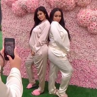 Sementara Kylie Jenner sebagai si empunya acara memakai piama warna pink salem. Foto: istimewa