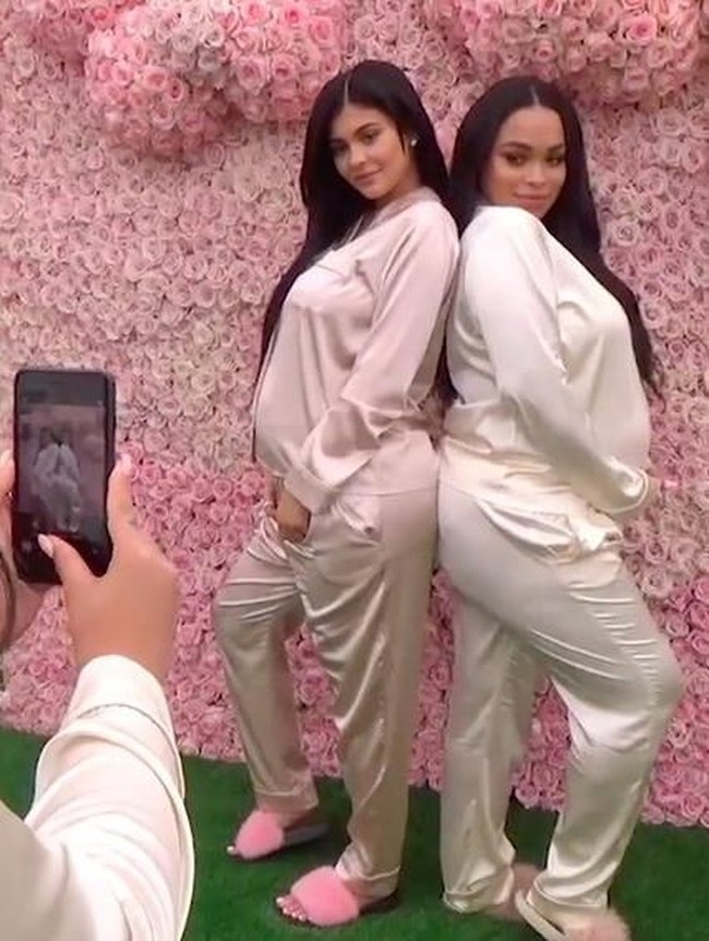 Sementara Kylie Jenner sebagai si empunya acara memakai piama warna pink salem. Foto: istimewa