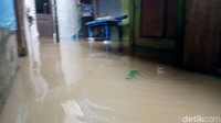 Tampak aneka perabotan warga di lantai dasar rumah sudah basah terendam air. Tampak aneka perabotan warga di lantai dasar rumah sudah basah terendam air.