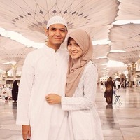 Dude Herlino beribadah umroh bersama istrinya Alyssa Soebandono. Lain dari yang lain, Dude dan Icha, sapaan istrinya itu berangkat umroh dalam rangka bulan madu. Memakai peci dan gamis putih, Dude tampak segar dan tampan. Foto: Instagram