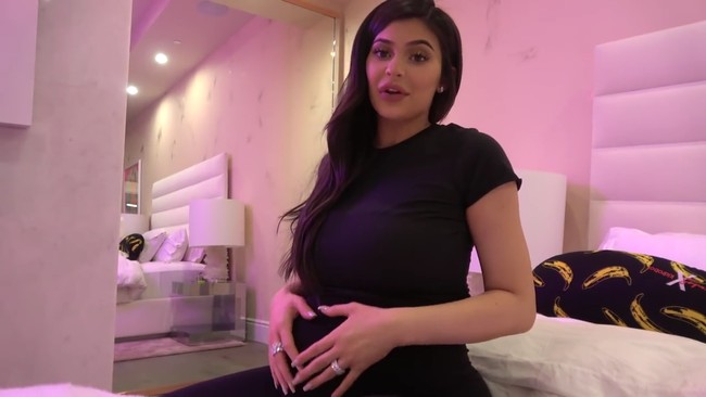 Model yang memiliki tinggi tubuh 175 centimeter ini terlihat sangat menikmati masa-masa kehamilan buah hati pertamanya. Foto: screenshot Youtube