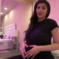 Model yang memiliki tinggi tubuh 175 centimeter ini terlihat sangat menikmati masa-masa kehamilan buah hati pertamanya. Foto: screenshot Youtube