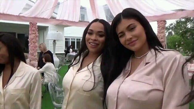 Saat Kylie Jenner menggelar baby shower bersama orang-orang terdekatnya dengan piyama serba pink. Foto: screenshot Youtube