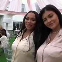 Saat Kylie Jenner menggelar baby shower bersama orang-orang terdekatnya dengan piyama serba pink. Foto: screenshot Youtube
