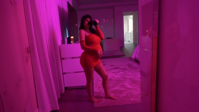 Kylie juga kerap kali mengabadikan momen kehamilannya dengan berseflie atau memotret diri. Foto: screenshot Youtube