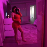 Kylie juga kerap kali mengabadikan momen kehamilannya dengan berseflie atau memotret diri. Foto: screenshot Youtube