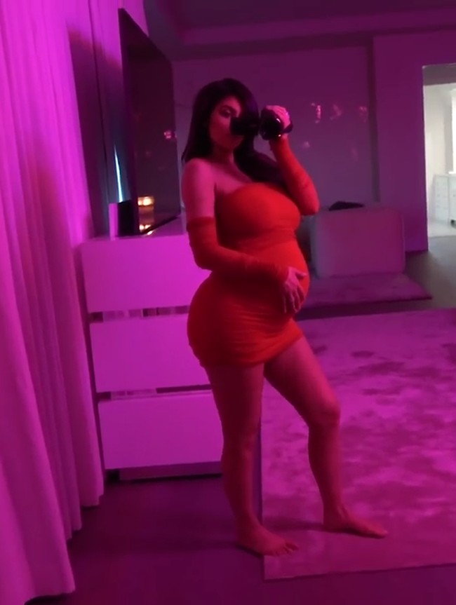 Setelah menyembunyikan kehamilannya selama enam bulan, Kylie akhirnya mengakui bahwa dia hamil dengan Travis Scott.   Foto: screenshot Youtube