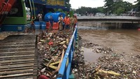 “Tapi juga ketemu kasur tadi lewat, kayu besar lewat ini semua bisa memperburuk bencana karena kayu besar bisa berpotensi berbahaya bagi orang,” ujar Anies. (Indra Komara-detikcom)