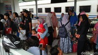 Akibat peristiwa itu, ratusan penumpang terpaksa dialihkan menggunakan angkutan kota untuk melanjutkan perjalanan. (Foto: Syahdan Alamsyah/detikcom)