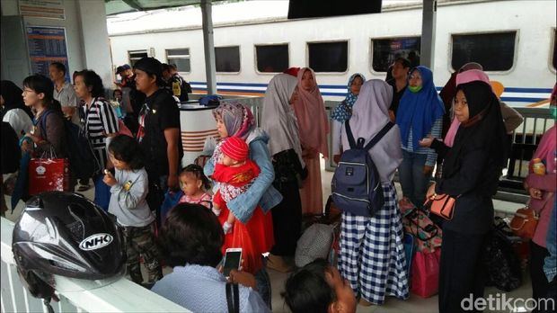 Penumpang kereta di Stasiun Cicurug dialihkan ke angkot karena ada longsoran di jalur KA Sukabumi-Bogor