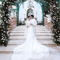 Pernikahan Chryseis Tan dan Faliq Nasimuddin digelar dengan elegan dan mewah. Dekorasi penuh bunga menghiasi area pelaminan. Tampak area The Chateau dihiasi beberapa arch atau gapura yang dipenuhi bunga mawar pink dan putih. Foto: Dok. Instagram Ivan Mario (Axioo), YSA Events, Chryseis Tan