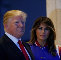 Merupakan koleksi dari label Amiri, jaket bomber Melania juga dijual di Net-a-Porter seharga US$ 2.100 atau sekitar Rp 27 juta. (Foto: Reuters)