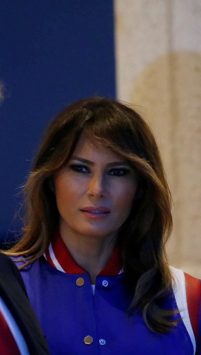 Merupakan koleksi dari label Amiri, jaket bomber Melania juga dijual di Net-a-Porter seharga US$ 2.100 atau sekitar Rp 27 juta. (Foto: Reuters)