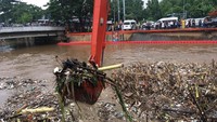 Ketinggian air di pintu Manggarai mencapai 780 cm dengan status siaga 3. (Indra Komara-detikcom)