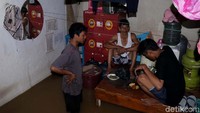 Beberapa warga terlihat masih bertahan di tengah banjir.