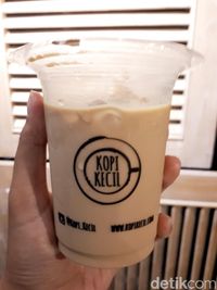 Kopi Kecil: Santai Sore Ditemani Es Kopi Susu dan <i>Chocolate Fudge Cupcake</i>