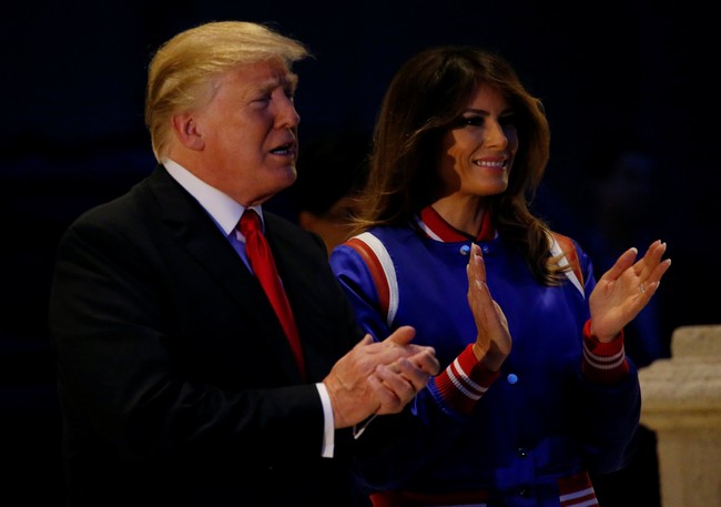 Hadir di sebuah pesta olahraga, Melania pun mencoba bergaya sporty dengan mengandalkan jaket varsity yang modelnya menyerupai jaket bomber. (Foto: Reuters)