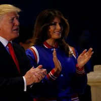 Hadir di sebuah pesta olahraga, Melania pun mencoba bergaya sporty dengan mengandalkan jaket varsity yang modelnya menyerupai jaket bomber. (Foto: Reuters)