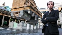 Ini adalah Alex Chinneck sang pembuat bangunan ajaib tersebut. Istimewa/Coventgarden.