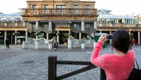 Karena keunikannya, bangunan tersebut mendapatkan perhatian warga yang melintas. Tak jarang dari mereka mengambil foto. Istimewa/Coventgarden.