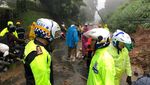 Foto: Longsor di Jalur Puncak yang Bikin Aspal Jalan Menggantung
