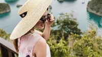 Fotonya dengan berlatarkan tempat ikonik di Raja Ampat. (Dok. Instagram/achasinaga)