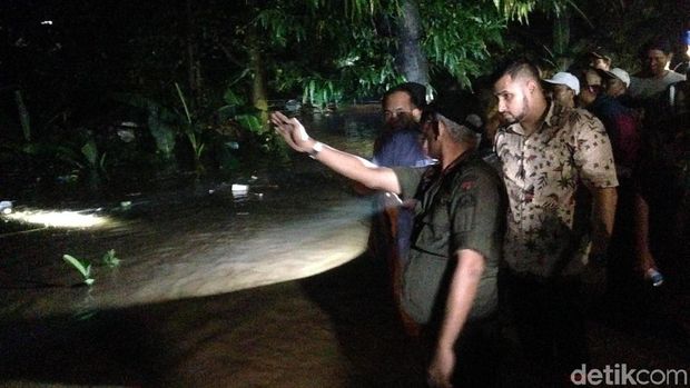 Sandiaga dan tim menengok area banjir