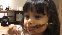 Gemesin! Shakila makan sate ayamnya lahap banget. Kayaknya dia doyan sate ayam. Hengky Kurniawan minta saja nggak dikasih. Foto: Instagram @hengkykurniawan