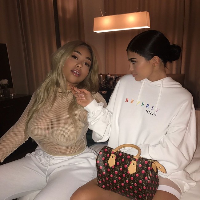 Bergaya di tempat tidur bersama seorang temannya, Kylie Jenner terlihat memangku tas Louis Vuitton seri Cerises Speedy 25 seharga US$ 995 atau sekitar Rp 13 jutaan. Foto: Getty Images, Instagram