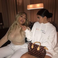 Bergaya di tempat tidur bersama seorang temannya, Kylie Jenner terlihat memangku tas Louis Vuitton seri Cerises Speedy 25 seharga US$ 995 atau sekitar Rp 13 jutaan. Foto: Getty Images, Instagram