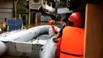 Aksi Sigap Petugas Damkar Evakuasi Wanita Stroke dari Lokasi Banjir