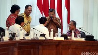 Jusuf Kalla berbincang dengan Darmin Nasution, Luhut Panjaitan, M Nasir, Sofyan Djalil, dan Siti Nurbaya seusai rapat.