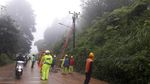 Foto: Kabut Tebal Selimuti Evakuasi Longsor di Puncak