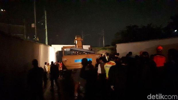 alat berat disiagakan di lokasi untuk proses evakuasi