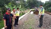 Kejadian terjadi pada pukul 12.50 WIB di KM 13.800 dari Stasiun Batu Tulis, ujar Kapolres Bogor AKBP AM Dicky Pastika Gading kepada detikcom, Senin (5/2/2018).