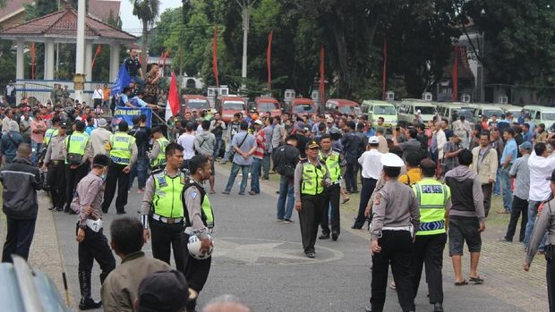 Demo Angkutan Online, Sopir Angkot di Garut Ancam Tak Bayar Retribusi