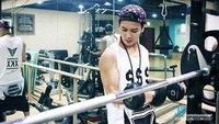 Barulah setelah itu, Jackson melanjutkan latihannya. Kebanyakan pria asal Hong Kong itu melakukan gerakan latihan kekuatan (weight training) seperti melatih biceps dan triceps-nya menggunakan dumbbell. (Foto: JYP Entertainment)